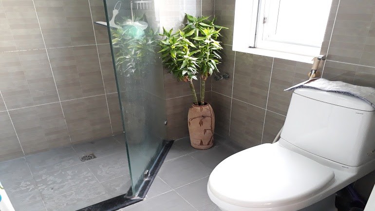 Cho thuê căn hộ 2PN, rộng 90m2 tại Xuân Diệu, Tây Hồ, đủ đồ, có ban công 12