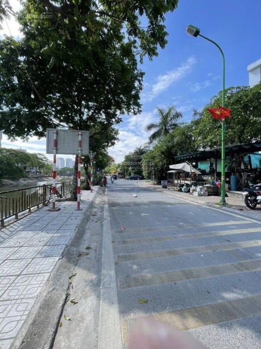 Bán nhà giá 6x tỷ - Lô góc: 1 mặt sông Sét, 1 mặt đường mới mở Quận ủy, 2 vỉa hè rộng
