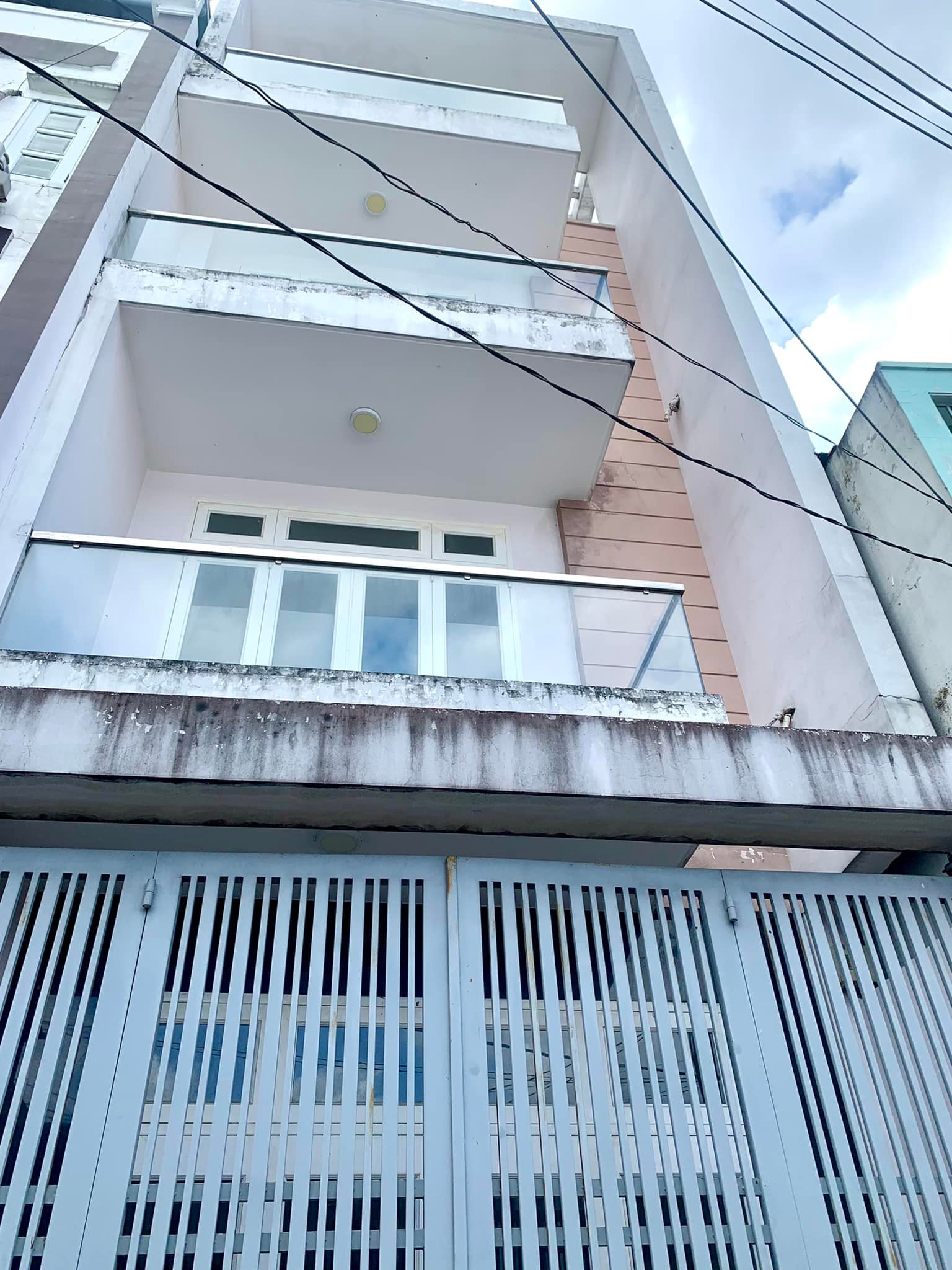 Bán nhà mặt tiền Hòa Bình-cạnh Đầm Sen-nhà mới-4 tàng-6PN-140m2 chỉ 12 tỷ