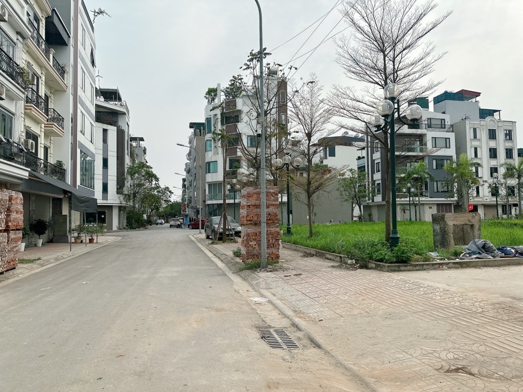 BÁN NHÀ NGỌC THỤY 20 tỷ 60m LÔ GÓC  3 THOÁNG Ô TÔ ĐỖ CỬA,LONG BIÊN 2
