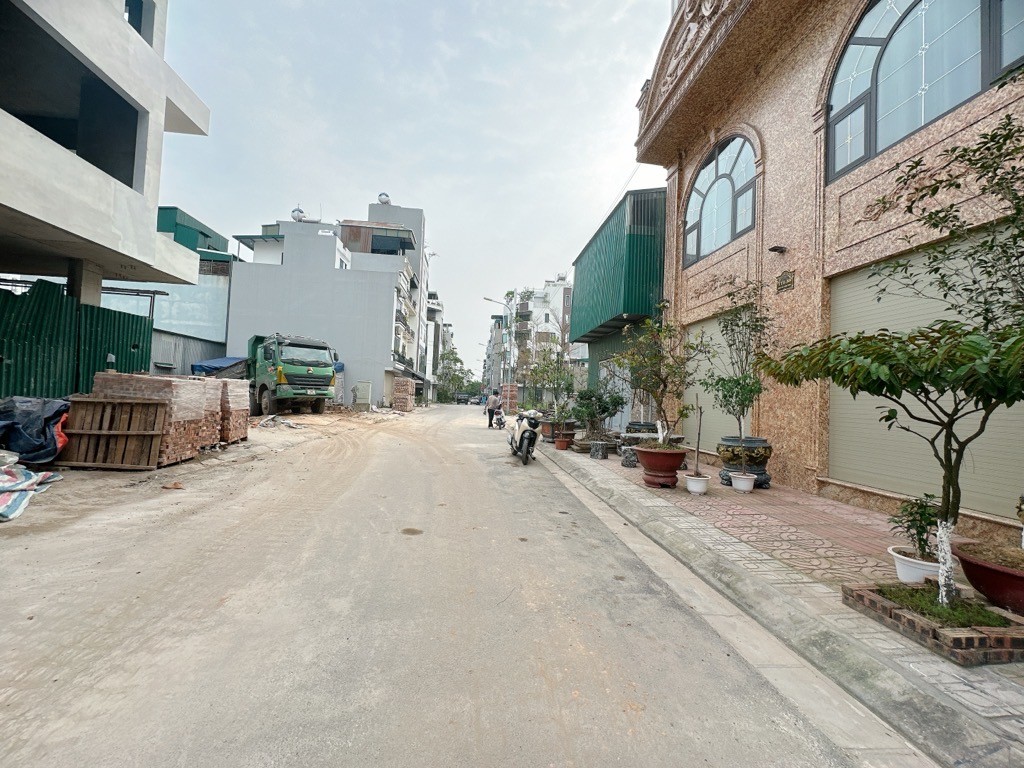BÁN NHÀ NGỌC THỤY 20 tỷ 60m LÔ GÓC  3 THOÁNG Ô TÔ ĐỖ CỬA,LONG BIÊN 3