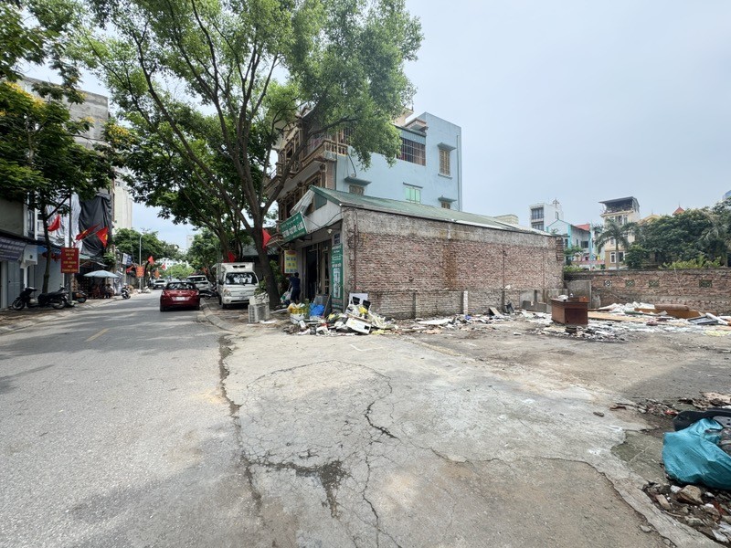 MẶT PHỐ NGUYỄN VĂN HƯỞNG 32 tỷ 100m MẶT TIỀN 8m KINH DOANH CHO THUÊ ĐỈNH,LONG BIÊN 2