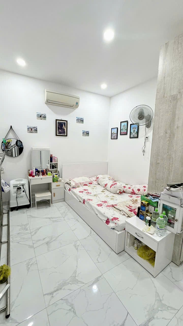 BÁN NHÀ TTTP 3 TẦNG HẺM TỐ HỮU GẦN CHỢ ĐỒNG NAI PHƯỚC HẢIGiá: 3ty5 ( thương lượng)Liên hệ : 3