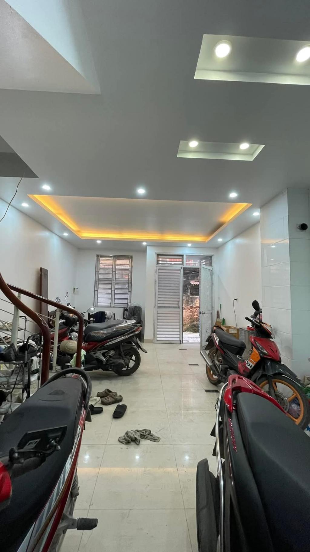 Bán nhà Kim Giang, ngõ ô tô tránh nhau, gần đại học Thăng Long. 36m2. Giá chào 8 tỷ 2
