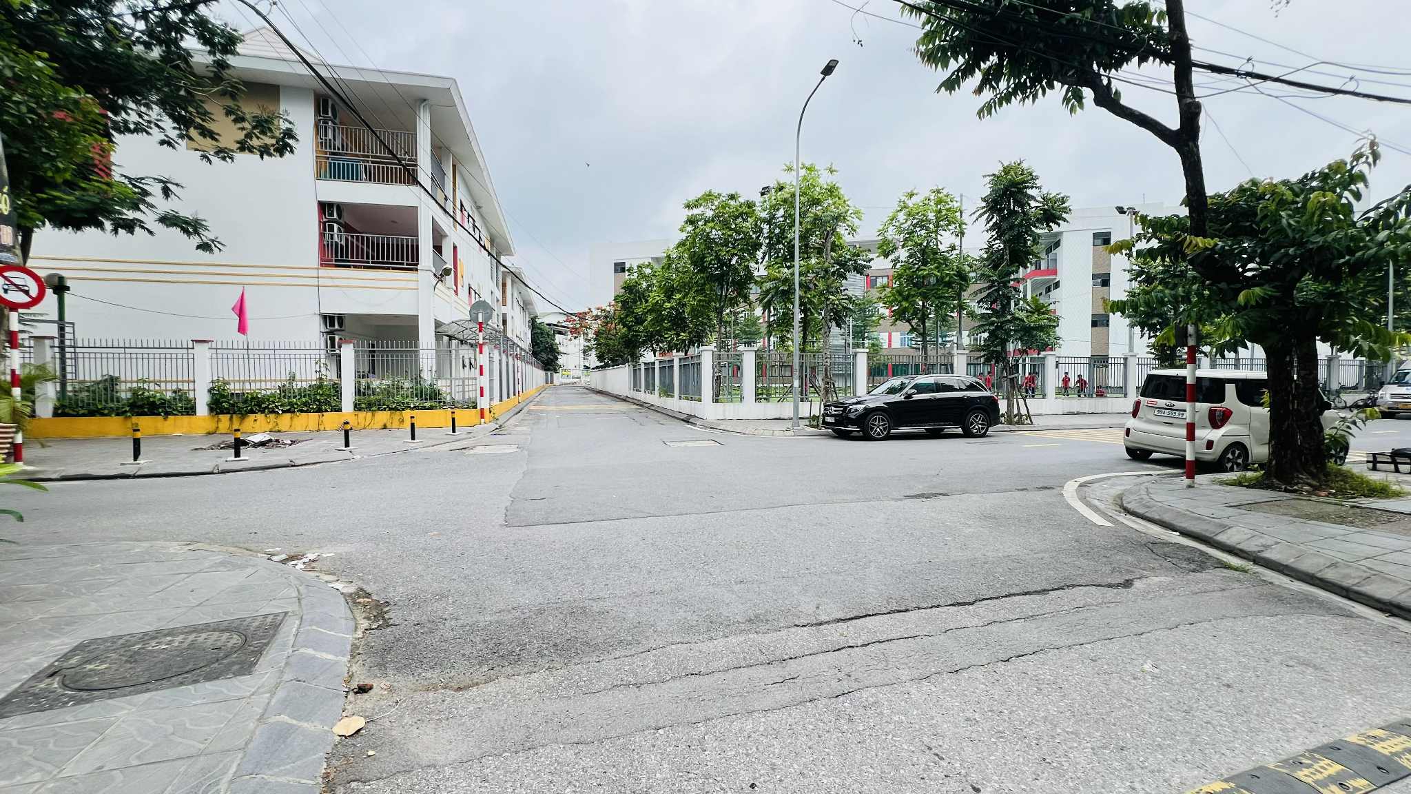 bán nhà lô góc Cổ Linh-Thạch Bàn, 100m x 4 tầng, 1 hầm, mặt tiền 20m, vỉa hè, 3 ôtô tránh nhau 3
