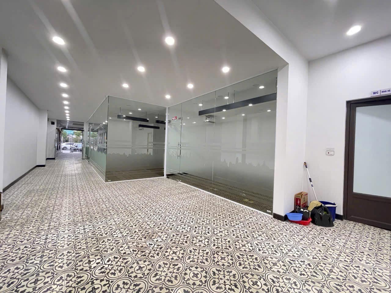 Cho thuê căn nhà 3.5 tầng mặt đường đôi Nguyễn Lương Bằng, TP HD, 217m2, mt 8.1m, KD tốt 3