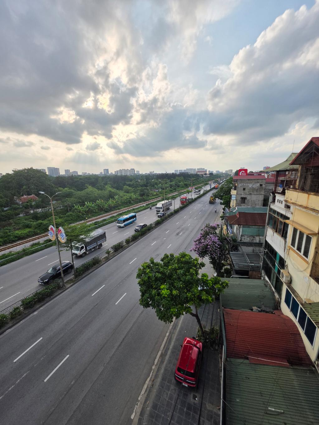 MẶT PHỐ NGUYỄN VĂN LINH 15 tỷ 85m MẶT TIỀN 10m VỈA HÈ KINH DOANH,Ô TÔ,LONG BIÊN 3