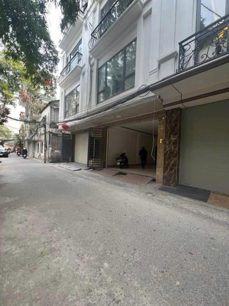 Bán nhà phố Chùa Láng, Đống Đa, ngõ thông, phân lô, trước nhà 2 ô tô tránh nhau. Giá 18 tỷ