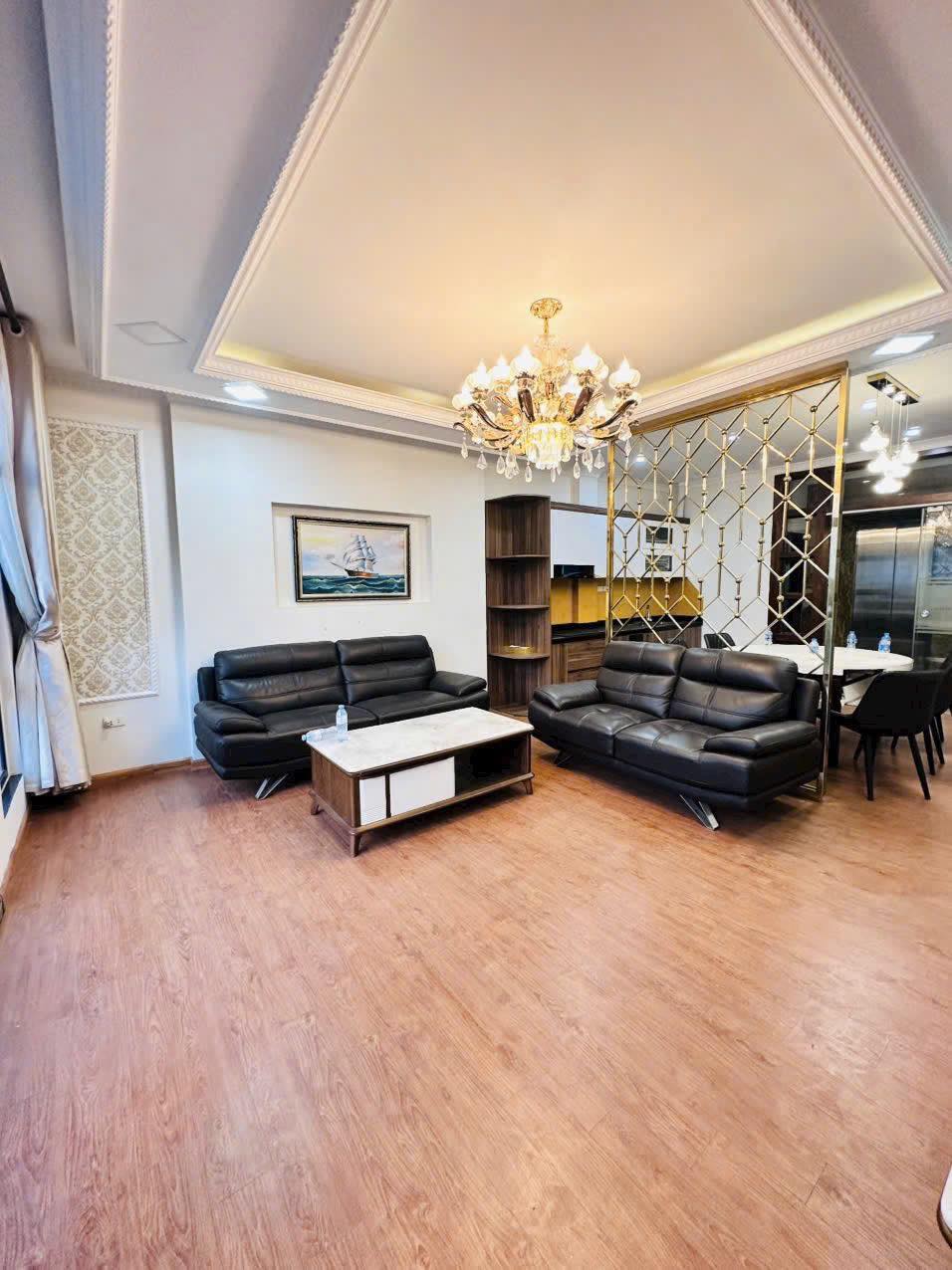 Bán nhà phố Chùa Láng, Đống Đa, ngõ thông, phân lô, trước nhà 2 ô tô tránh nhau. Giá 18 tỷ 2