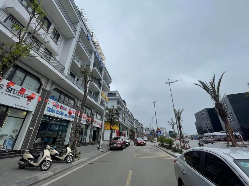 Cần bán Nhà mặt tiền đường Hoàng Quốc Việt, Phường Bãi Cháy, Diện tích 121m², Giá 38.5 Tỷ