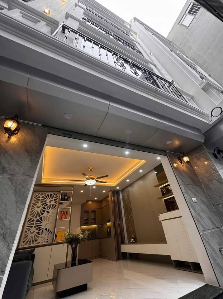 Chỉ 9 tỷ, Rước Nhà TT Quận Cầu Giấy, gần 40m2, 6 Tầng, Thang máy chạy vù vù, Ô Tô Đỗ Cửa, Kinh
