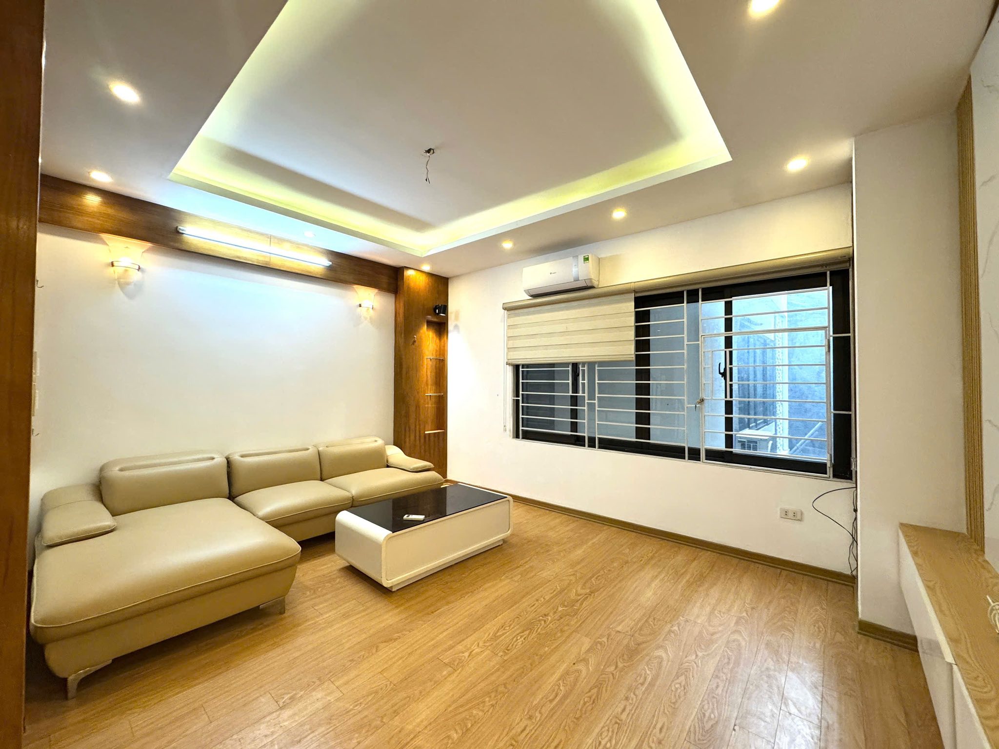 Nhà đẹp gần Ô tô Hạ Yên Quyết, Nguyễn Khang 35m 5T, chỉ hơn 8 tỷ 3
