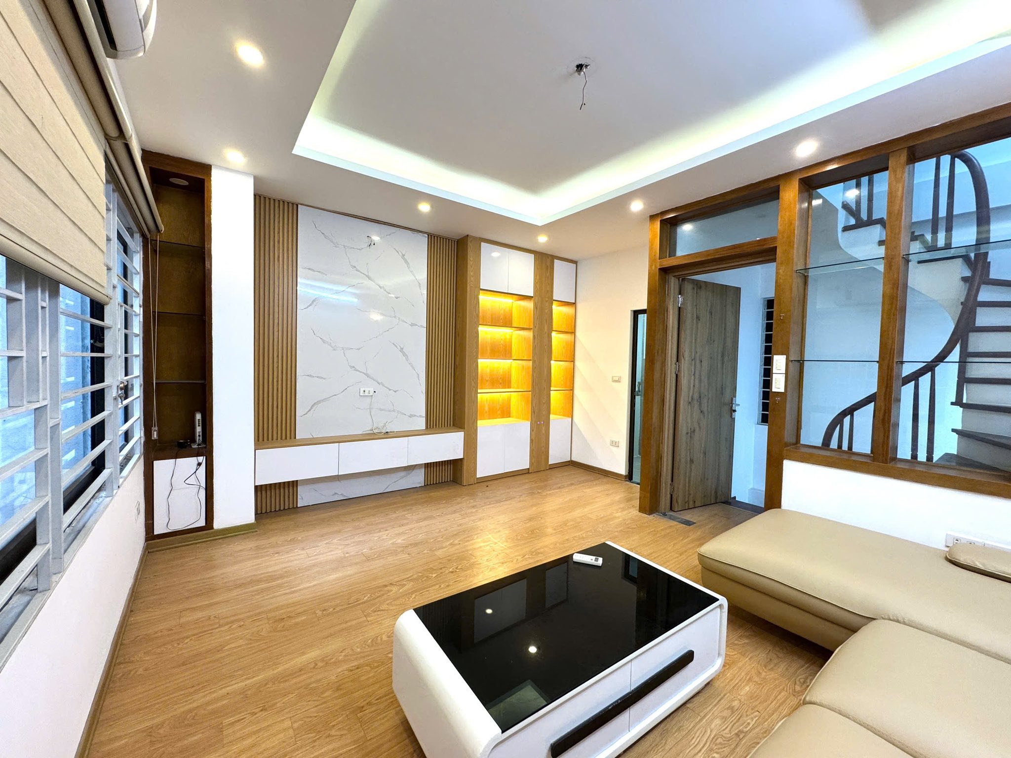 Nhà đẹp gần Ô tô Hạ Yên Quyết, Nguyễn Khang 35m 5T, chỉ hơn 8 tỷ
