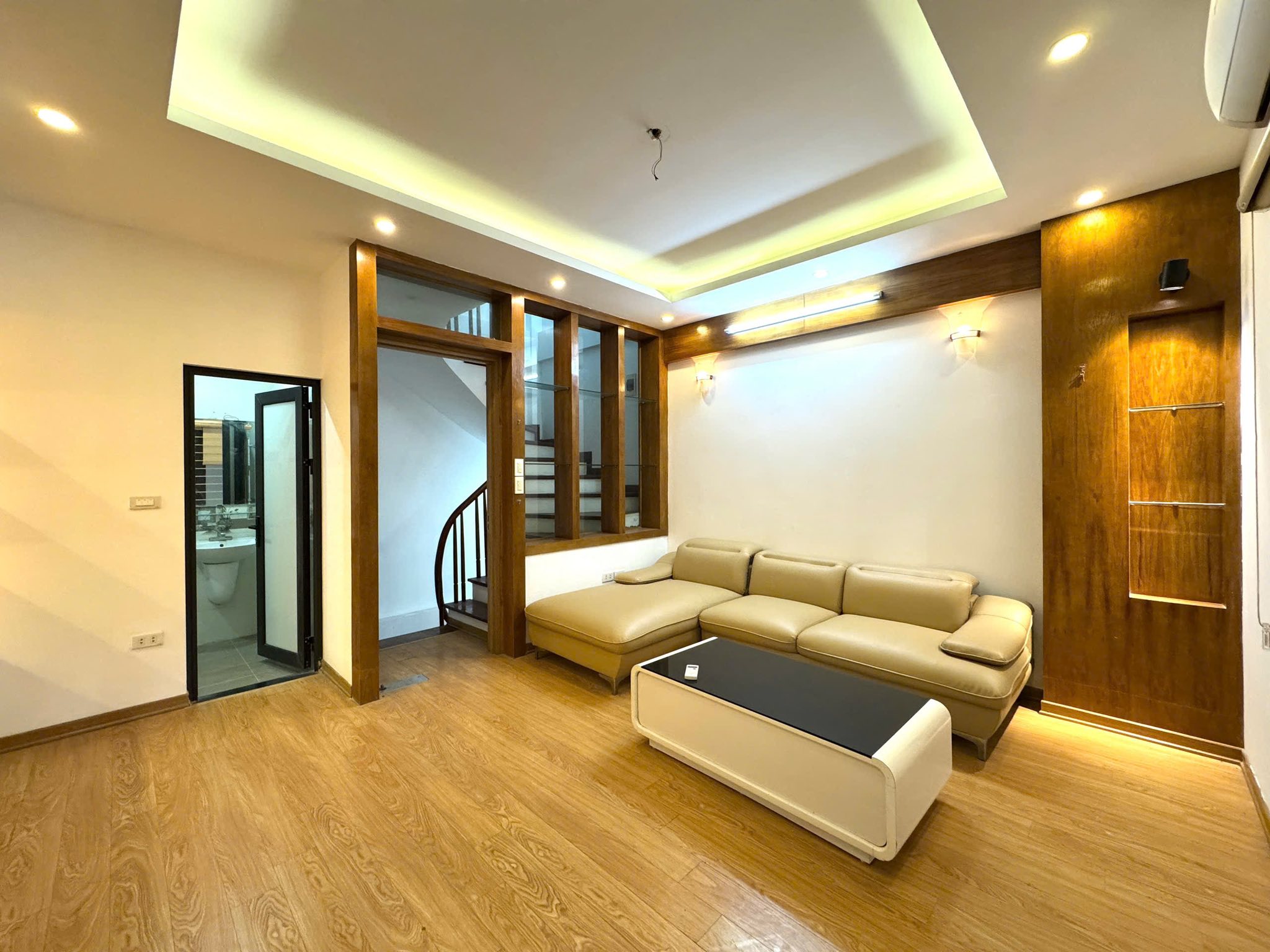 Nhà đẹp gần Ô tô Hạ Yên Quyết, Nguyễn Khang 35m 5T, chỉ hơn 8 tỷ 2