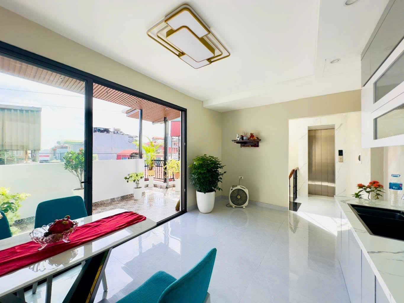 Nhà trên 12 tỷ có ngay em hoa hậu Minh Khai mặt tiền 6m _DT 50m2/5 tầng_Thang máy nhập. 2