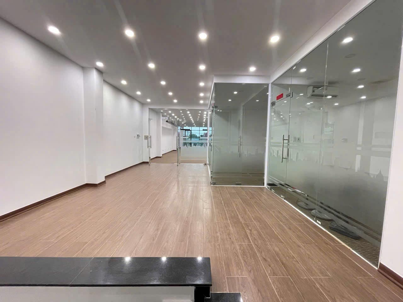 Cho thuê căn nhà 3.5 tầng mặt đường đôi Nguyễn Lương Bằng, TP HD, 217m2, mt 8.1m, KD tốt 5