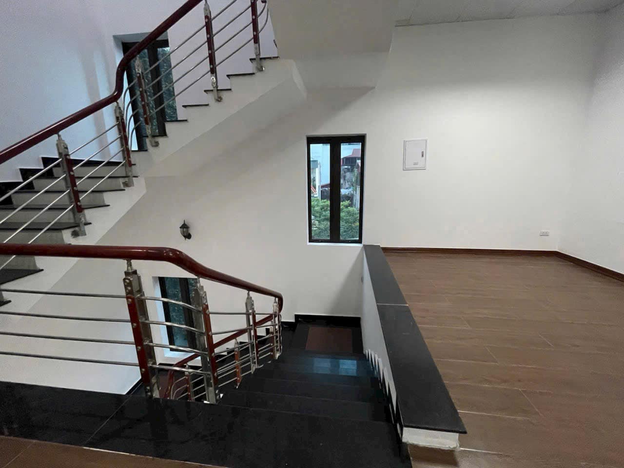 Cho thuê căn nhà 3.5 tầng mặt đường đôi Nguyễn Lương Bằng, TP HD, 217m2, mt 8.1m, KD tốt 6