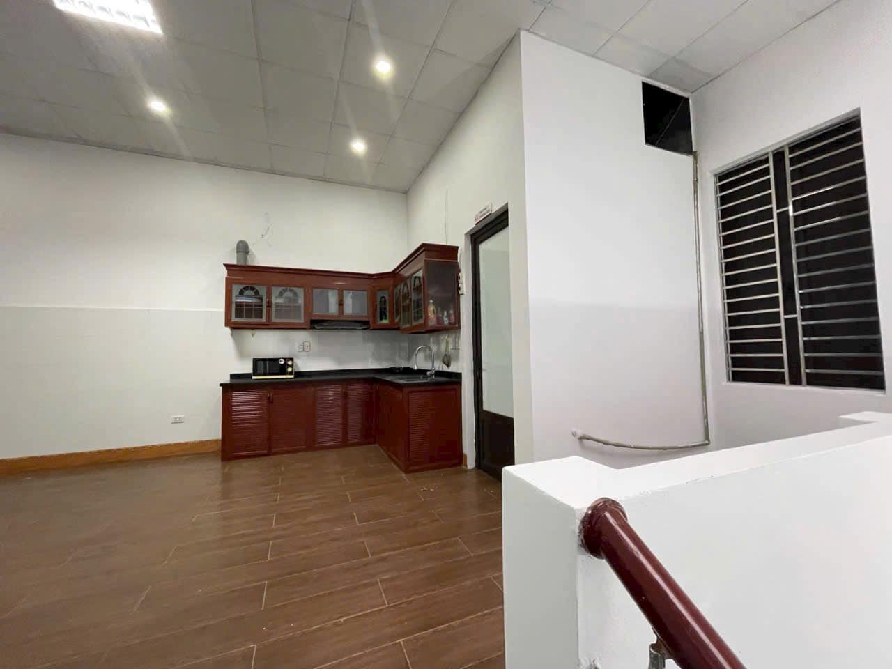 Cho thuê căn nhà 3.5 tầng mặt đường đôi Nguyễn Lương Bằng, TP HD, 217m2, mt 8.1m, KD tốt 7