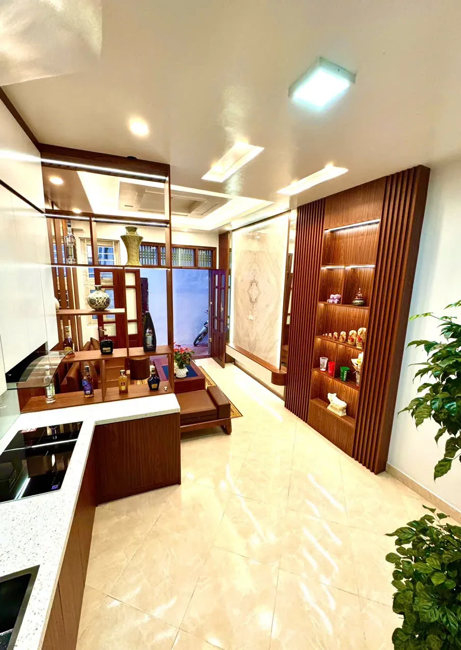Bán Nhà Hoàng Hoa Thám 31m2. 6 tầng. mặt tiền 3.5m. giá 8.4 tỷ Ba Đình Hà Nội