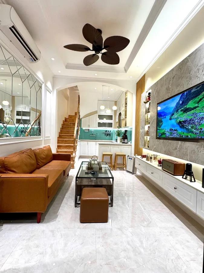 TRUNG TÂM QUẬN THANH XUÂN - HÀNG XÓM ROYAL CITY - GẦN PHỐ - 10M RA OTO - NGÕ ĐẸP - NHÀ ĐẸP LONG