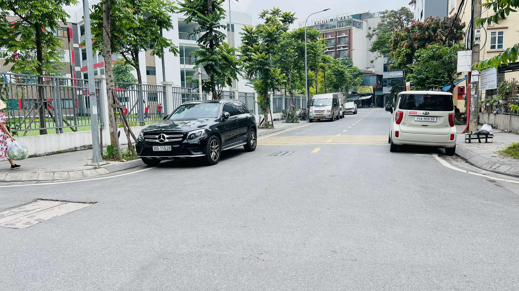 bán nhà lô góc Cổ Linh-Thạch Bàn, 100m x 4 tầng, 1 hầm, mặt tiền 20m, vỉa hè, 3 ôtô tránh nhau 2