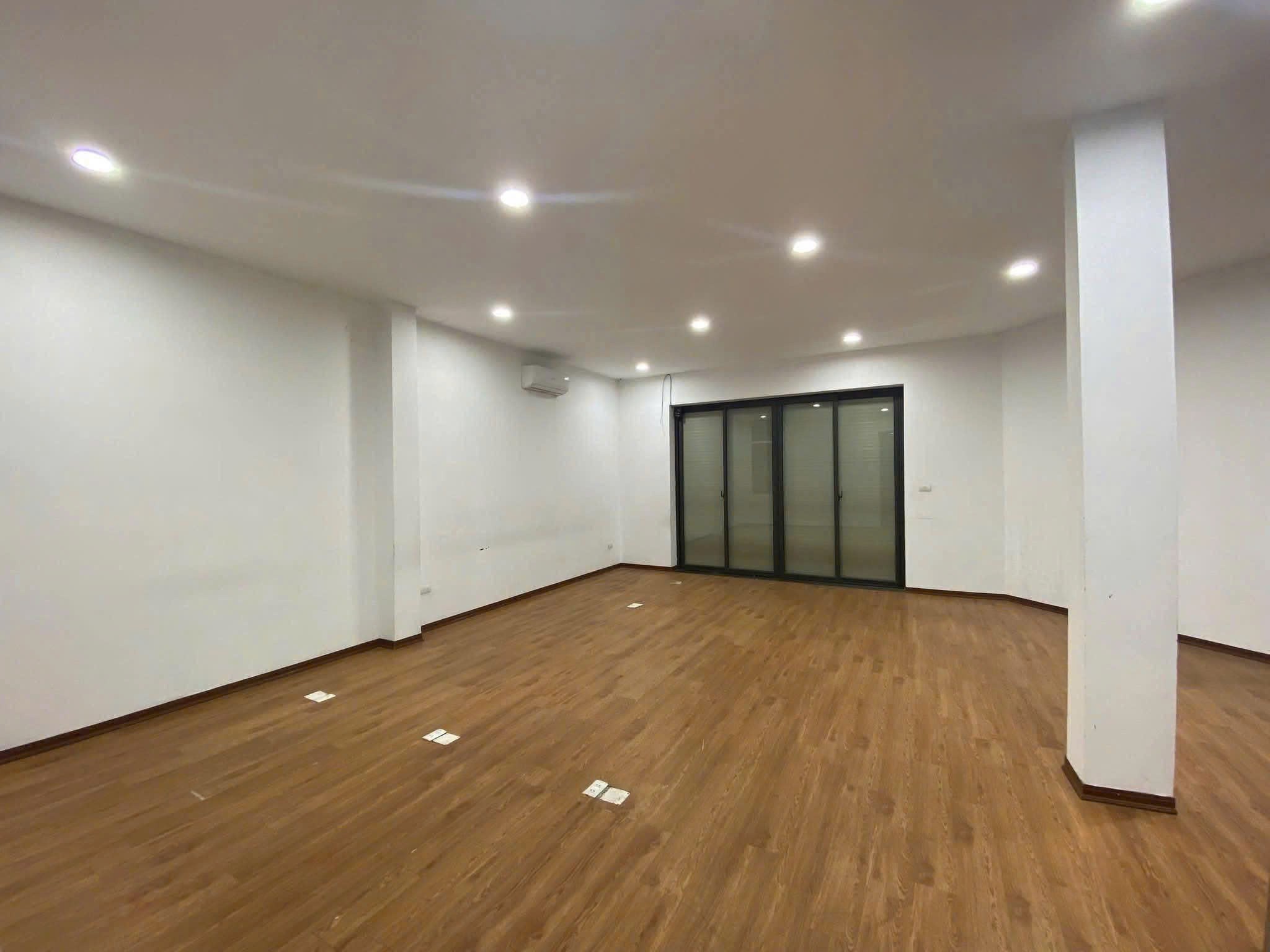 Cho thuê nhà liền kề ở Trung Hòa, Cầu Giấy 150m x 5T - 8P  giá 65 triệu, đường ô tô tránh