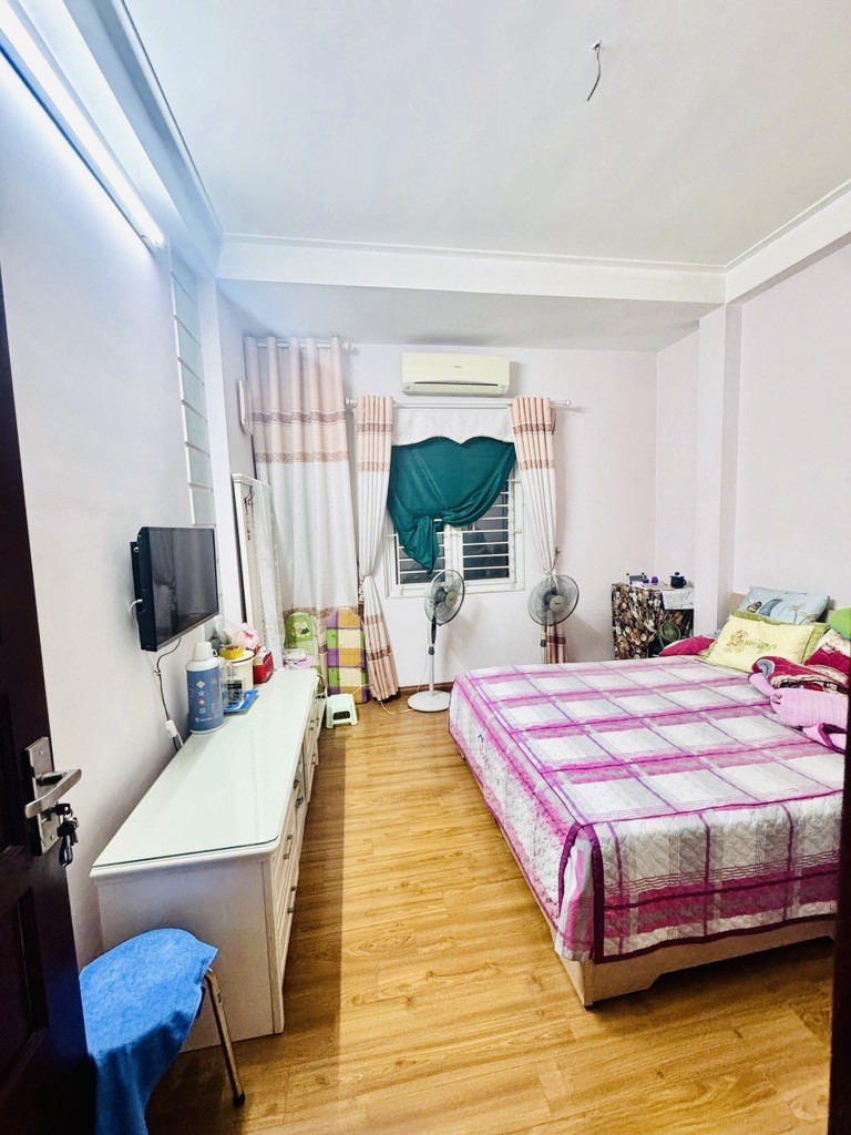 Bán nhà 40m2x5 tầng trung tâm quận Ba Đình, Gần phố, 2 thoáng, An sinh tốt, Tặng nội thất 3