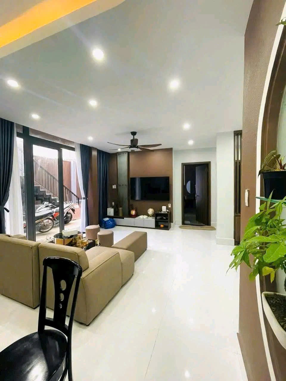 BÁN GẤP BIỆT THỰ GẦN 250m2 VỪA Ở VỪA CÓ CĂN HỘ CHO THUÊ - CÓ NGUỒN THU NHẬP CỐ ĐỊNH 2