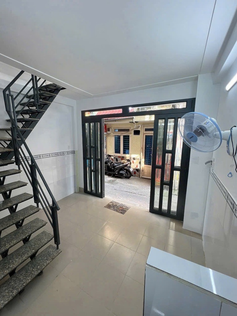 Bán nhà mới đường Phan Thị Hành giá 2 tỷ, sổ riêng, 3 tầng 2