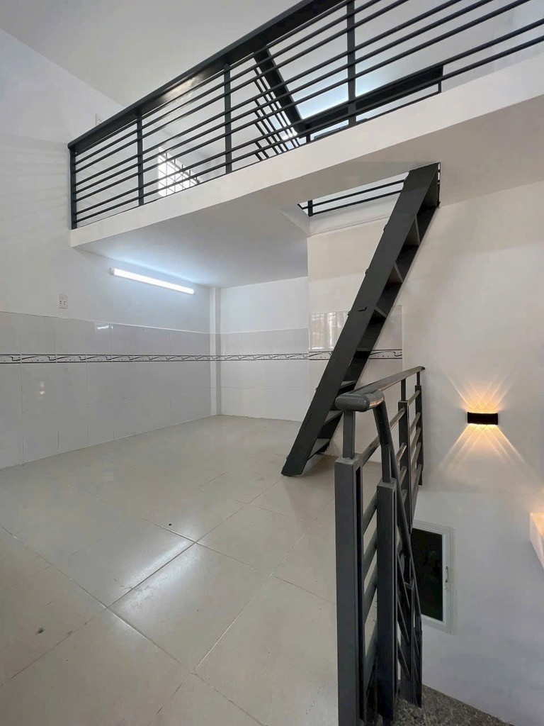 Bán nhà mới đường Phan Thị Hành giá 2 tỷ, sổ riêng, 3 tầng 3