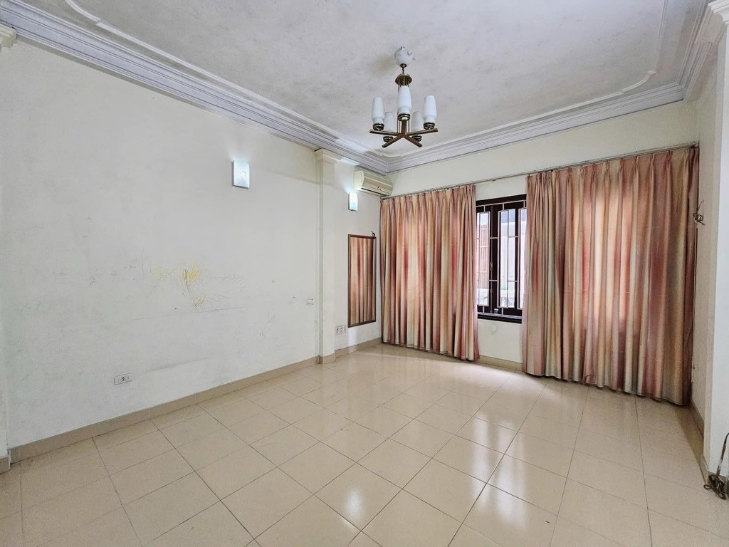 Bán nhà Nguyễn Chí Thanh, Đống Đa, 40m2, 4 tầng, Mt 5m, chỉ 18.7 tỷ