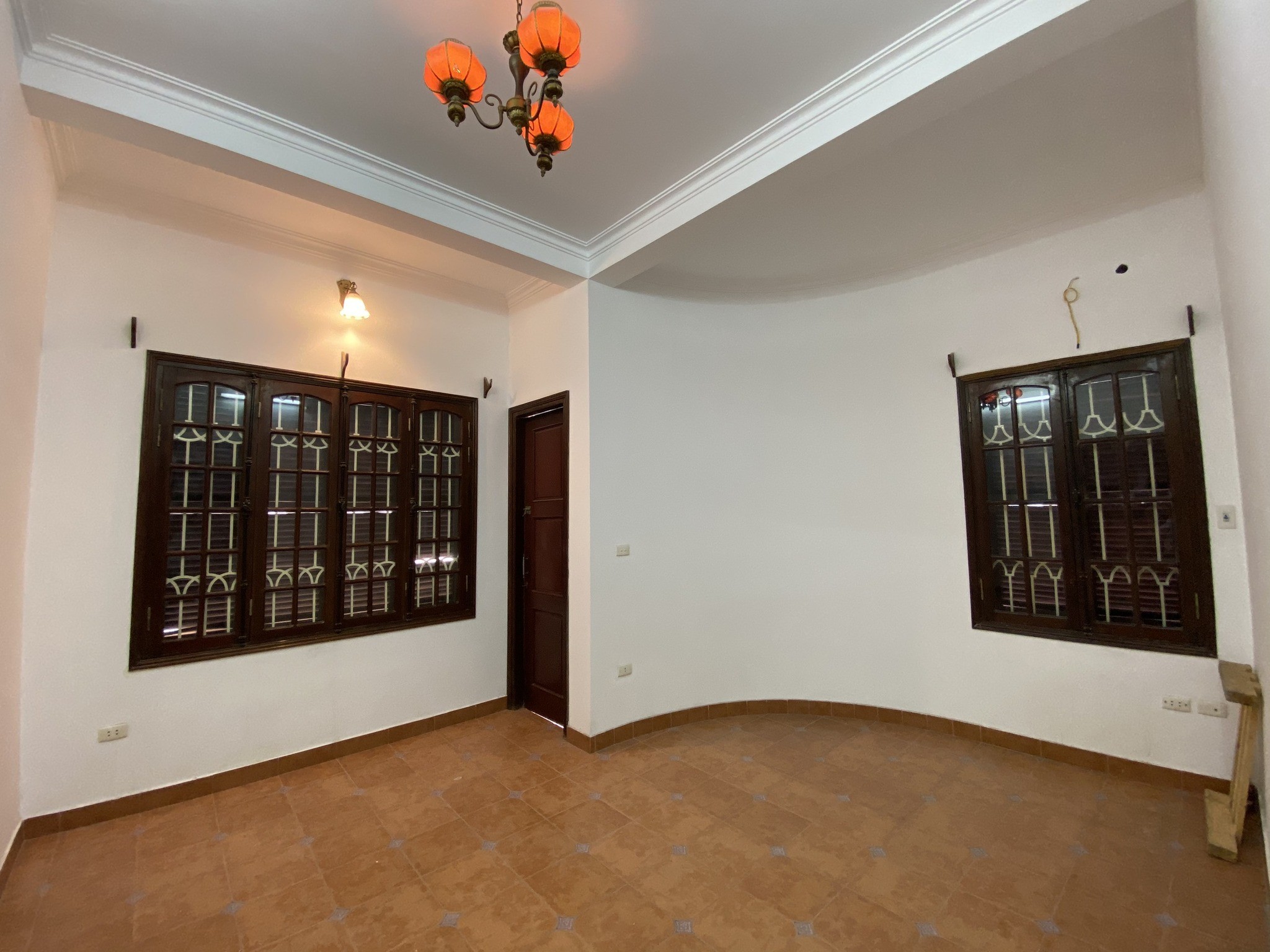 Cho thuê nhà lô góc 300m2 ngõ Trần Quang Diệu, Đống Đa giá 28 triệu, ô tô, kinh doanh 4