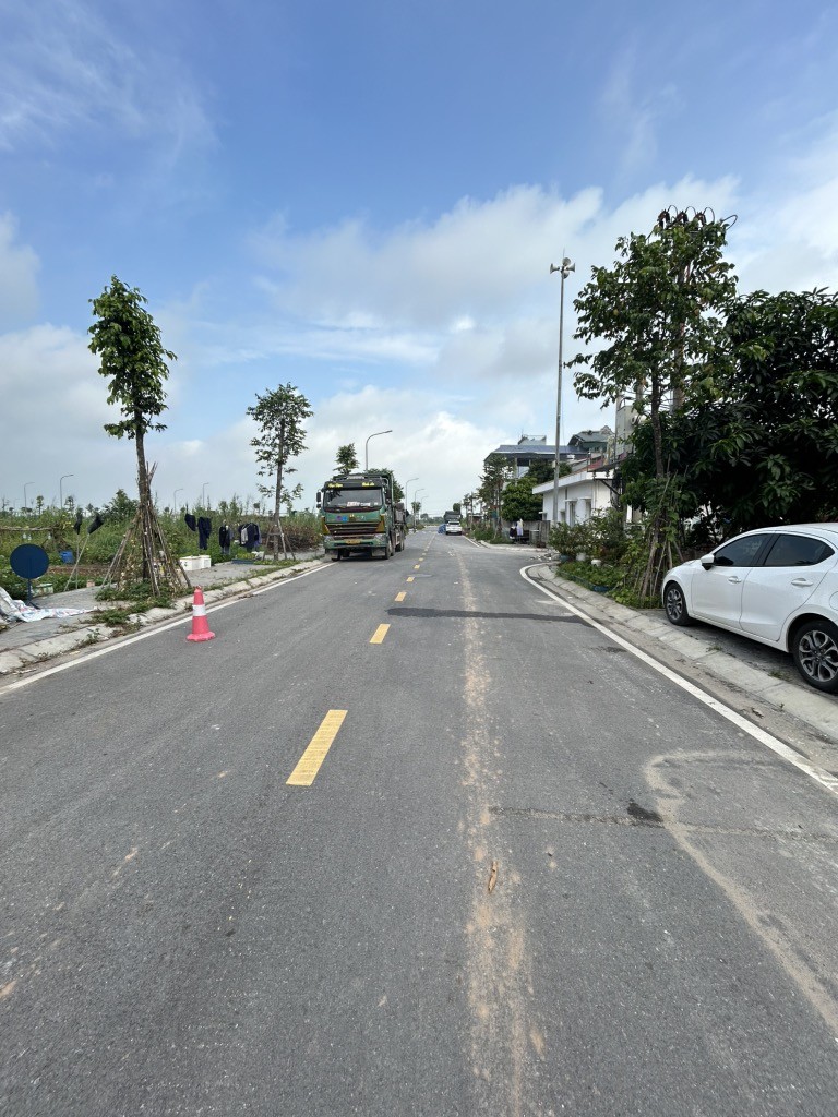 VỊ TRÍ ĐẸP - KHU VỰC TIỀM NĂNG - GẦN VIN CỔ LOA - SÁT QUỐC LỘ 3 - VỈA HÈ RỘNG - KHU DÂN TRÍ 3