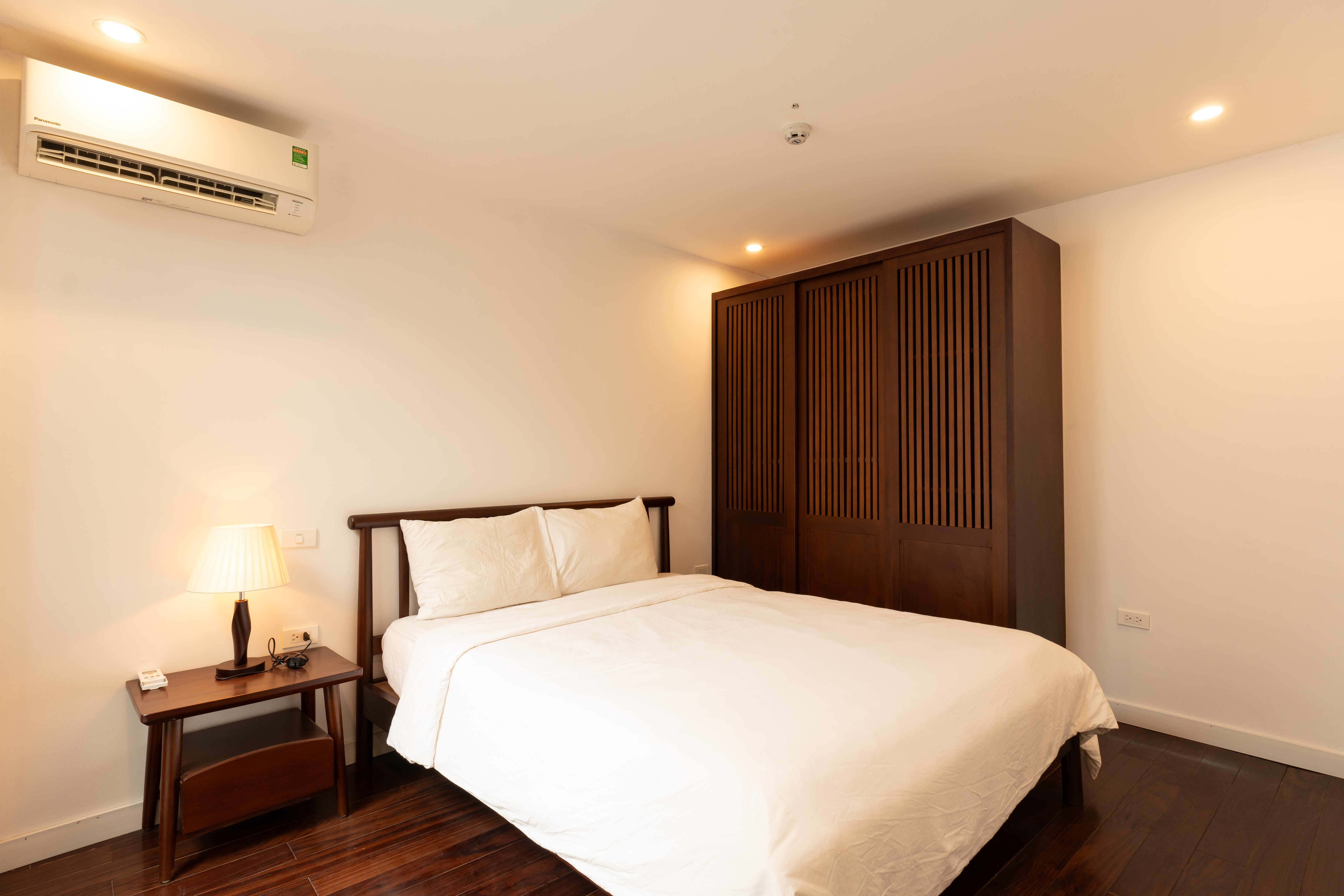 Cho thuê căn hộ 2PN, rộng 100m2 tại Vũ Miên, Tây Hồ, có ban công view hồ, đầy đủ nội thất