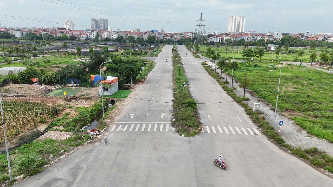 chính chủ cần bán lô đất dịch vụ tây tựu,bắc từ liêm, 80m2, hai mặt đường trước sau,view công viên 6