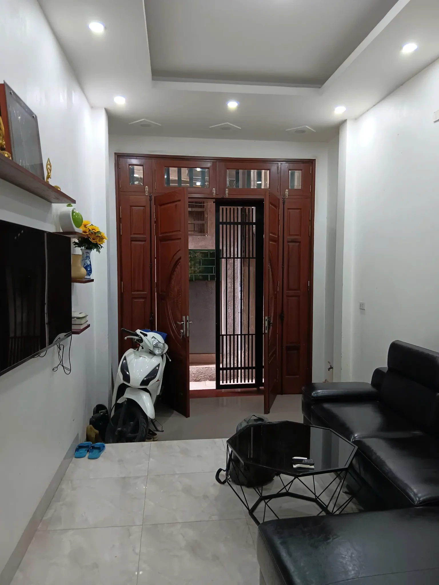 bán Nhà  Ngõ Thịnh Hào1 35/38m2.  4 tầng. mặt tiền3.1m giá  8.8 tỷ Đống Đa Hà Nội