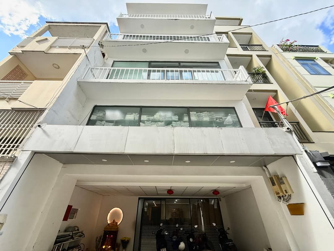 TOÀ NHÀ VĂN PHÒNG HUỲNH VĂN BÁNH - 103m2 (7×15) VUÔNG A4 - HĐ THUÊ 71.5TR/THÁNG - GIÁ 21.5T 17