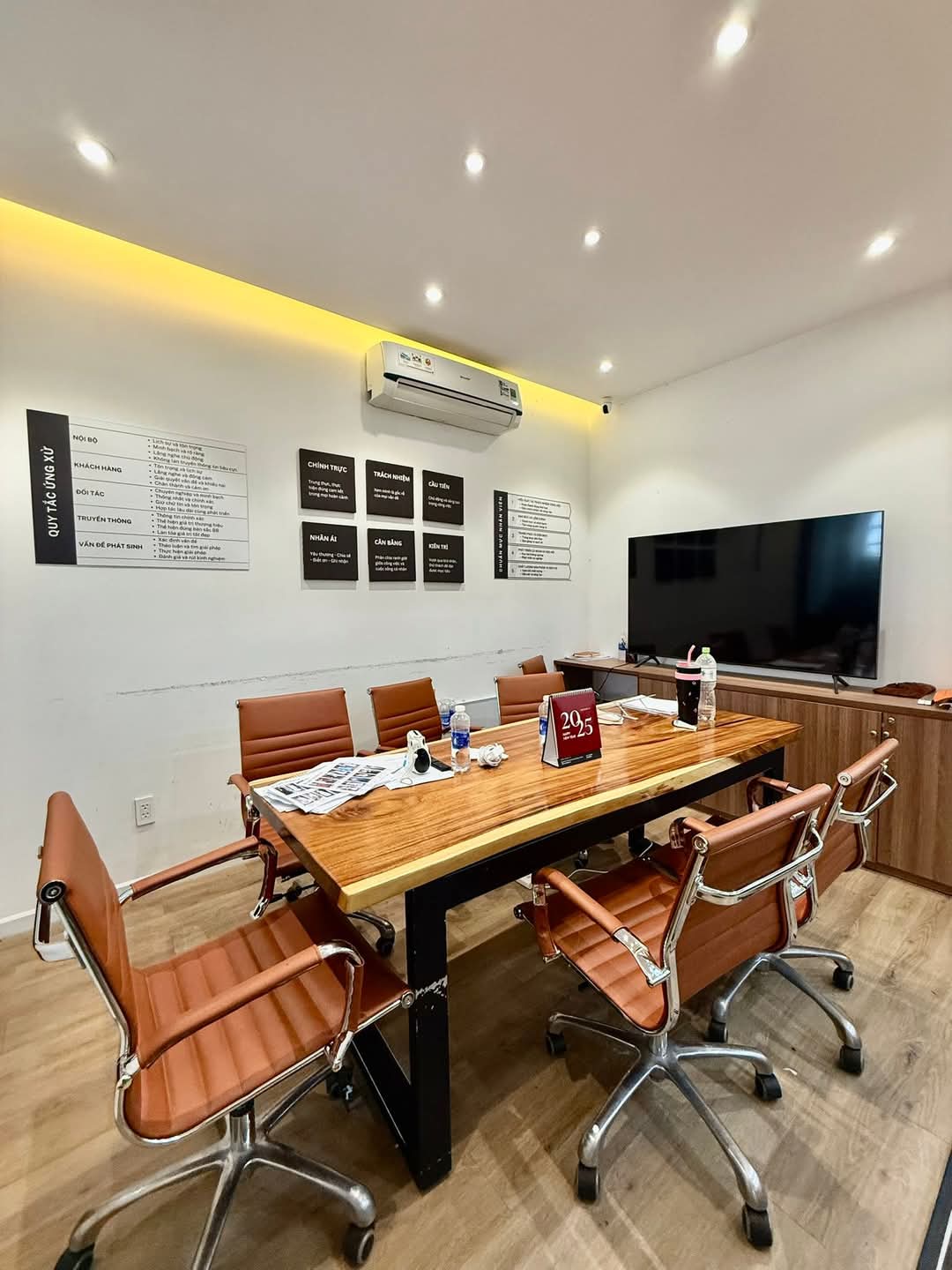 TOÀ NHÀ VĂN PHÒNG HUỲNH VĂN BÁNH - 103m2 (7×15) VUÔNG A4 - HĐ THUÊ 71.5TR/THÁNG - GIÁ 21.5T 10