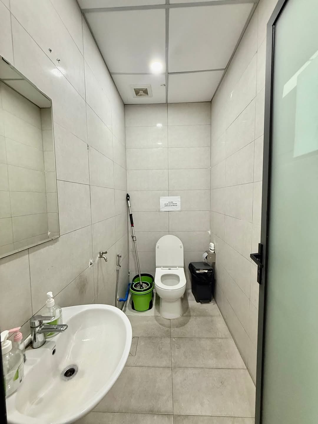 TOÀ NHÀ VĂN PHÒNG HUỲNH VĂN BÁNH - 103m2 (7×15) VUÔNG A4 - HĐ THUÊ 71.5TR/THÁNG - GIÁ 21.5T 2