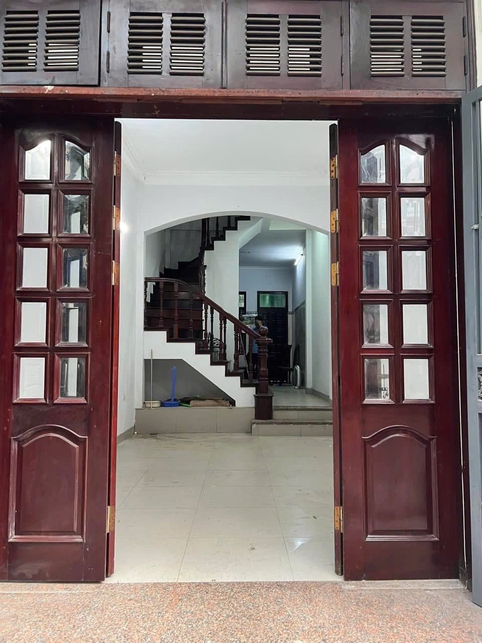 Cho thuê nhà riêng ở Hoàng Sâm, Nghĩa Đô, Cầu Giấy 40m x 5T giá 19tr, vỉa hè, ô tô tránh