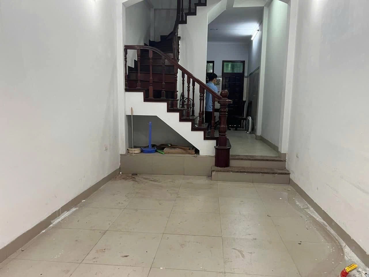 Cho thuê nhà riêng ở Hoàng Sâm, Nghĩa Đô, Cầu Giấy 40m x 5T giá 19tr, vỉa hè, ô tô tránh 2