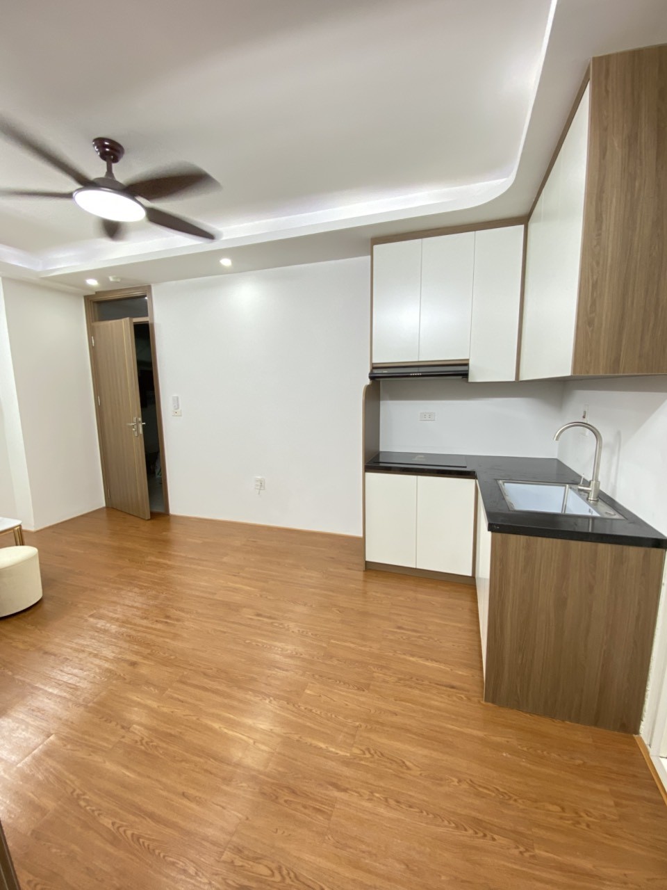 Bán căn hộ CCMN ngõ Hoàng Đạo Thành, Thanh Xuân 55m, 2 ngủ giá 1.9 tỷ, đường ô tô 2