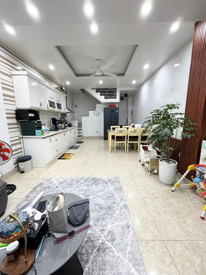 bán nhà  Thịnh Quang 47m2.  5 tầng. măt tiền4.3m. giá  8.5 tỷ  Đống Đa