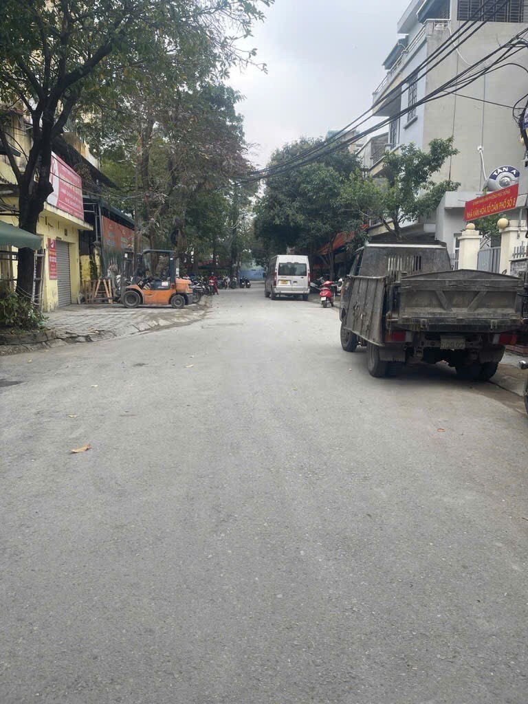 NHA DAN XAY- O TO DE NGAY DEM - GIAO THONG THUAN TIEN 2