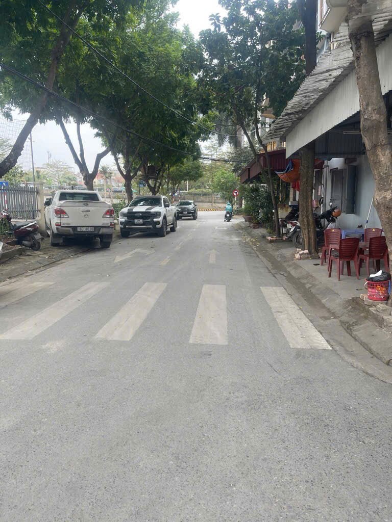 NHA DAN XAY- O TO DE NGAY DEM - GIAO THONG THUAN TIEN