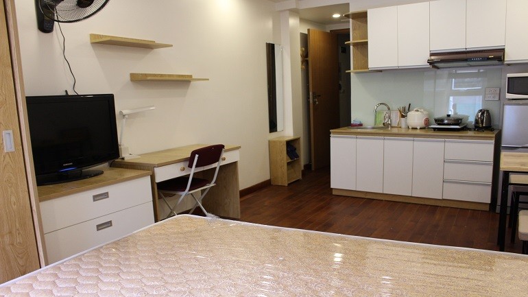 Cho thuê căn hộ dịch vụ giá rẻ tại Hàm Long, Hoàn Kiếm, 30m2, studio, đầy đủ nội thất 2