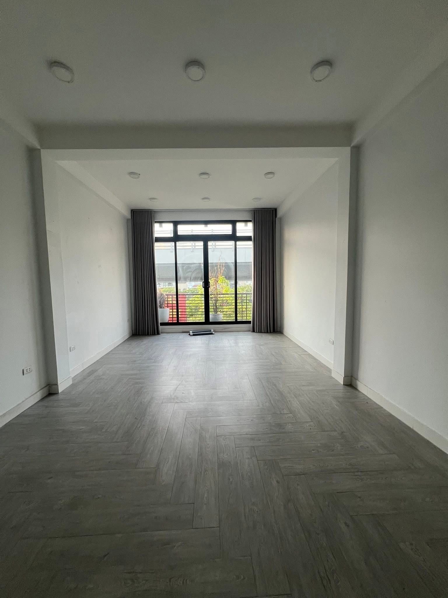 Cho thuê nhà mặt phố Đại La - Hai Bà Trưng 50m x 5T giá 40tr, vỉa hè 8M, KD cực tốt 3