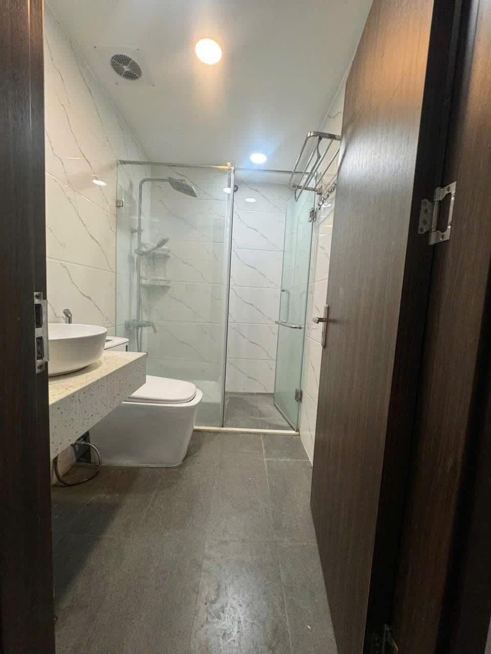 Cho thuê nhà mặt phố Đại La - Hai Bà Trưng 50m x 5T giá 40tr, vỉa hè 8M, KD cực tốt 4