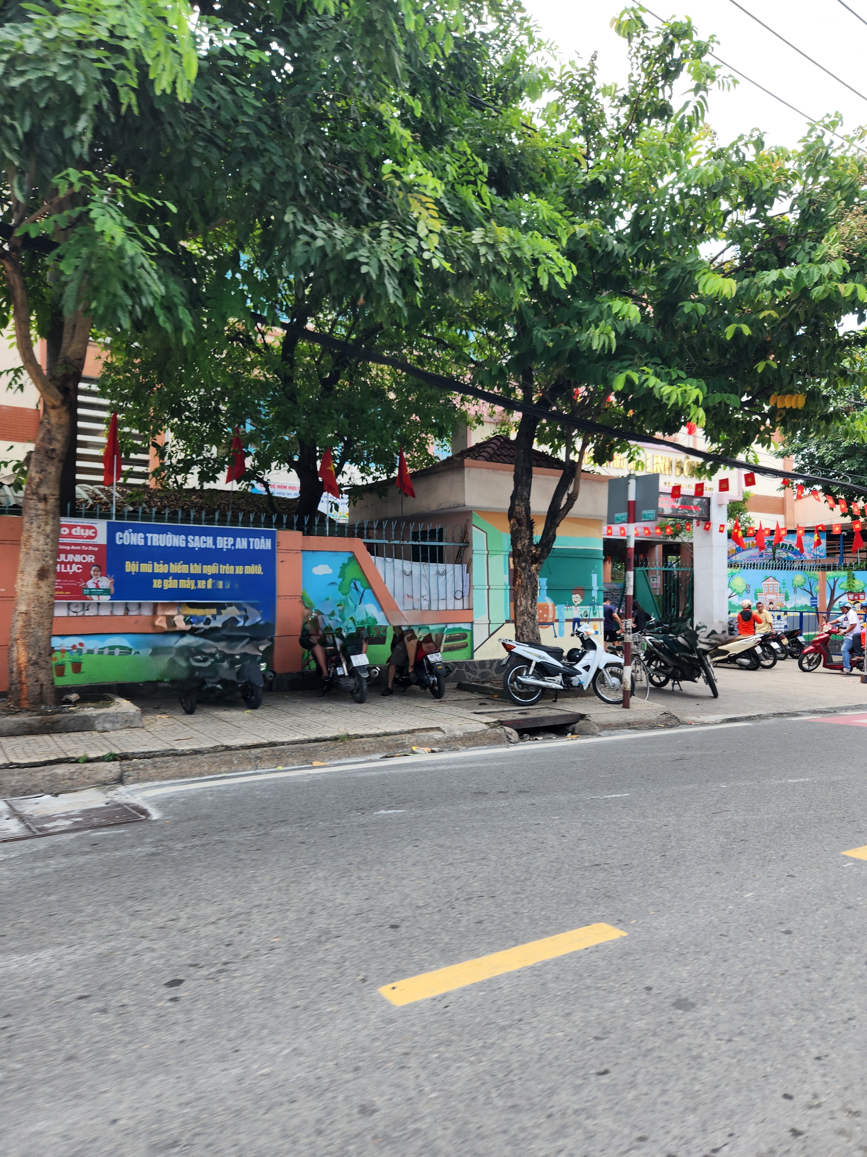 BÁN NHÀ ĐẸP 2 TẦNG NGAY CHỢ HIỆP BÌNH - SỔ VUÔNG - 60M2 - NHỈNH 4 TỶ 2