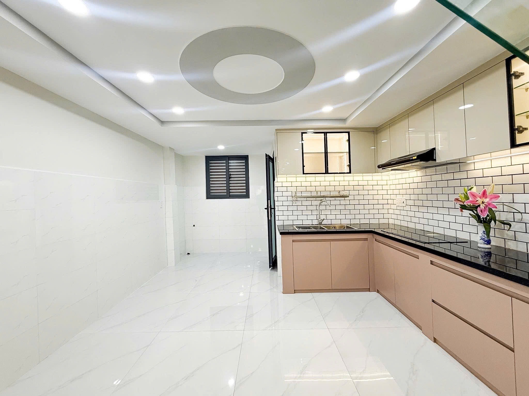 NHÀ MỚI 5 TẦNG 5PN 5WC GIÁP KHU D BÌNH THẠNH - 70m2 (4×17.5) VUÔNG A4 - GIÁ 13.8T 16